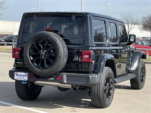 Used 2022 Jeep Wrangler Unlimited Sahara image 4