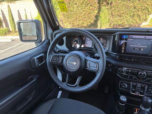 Used 2025 Jeep Wrangler Unlimited Sport AWD/4WD image 33