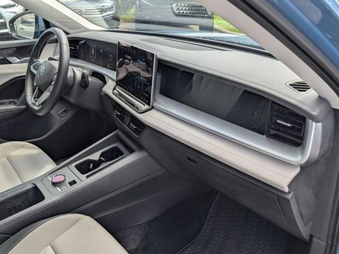 Certified 2025 Volkswagen Tiguan SE w/ Panoramic Sunroof Package AWD/4WD image 20