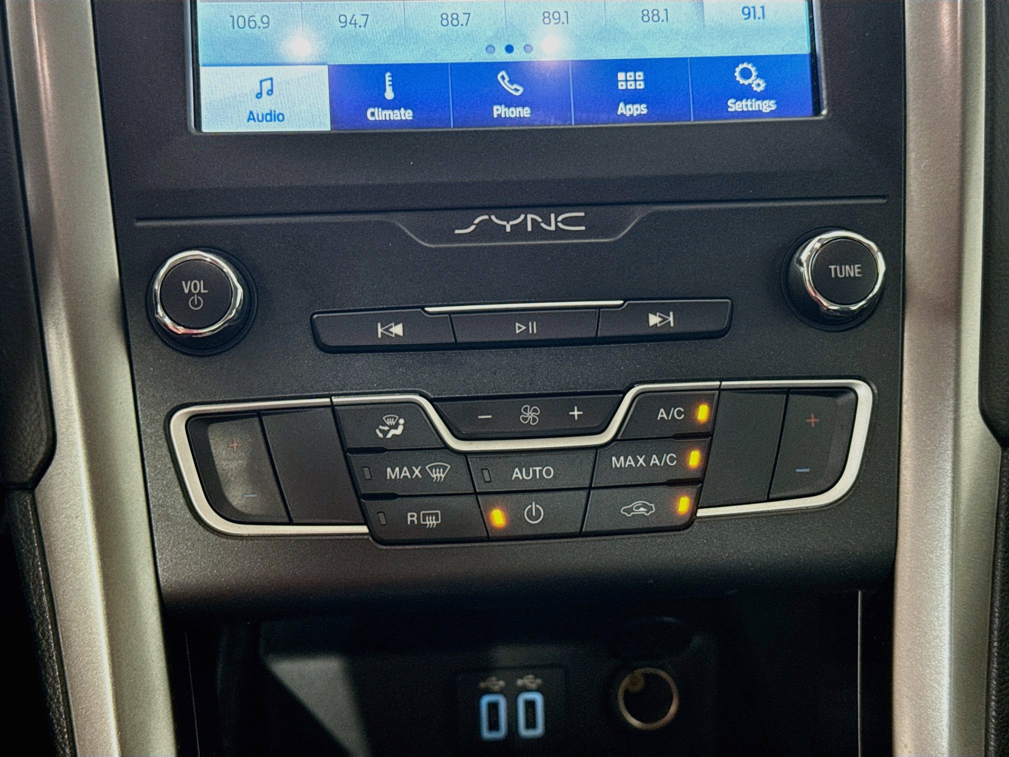 Used 2020 Ford Fusion SE FWD image 14