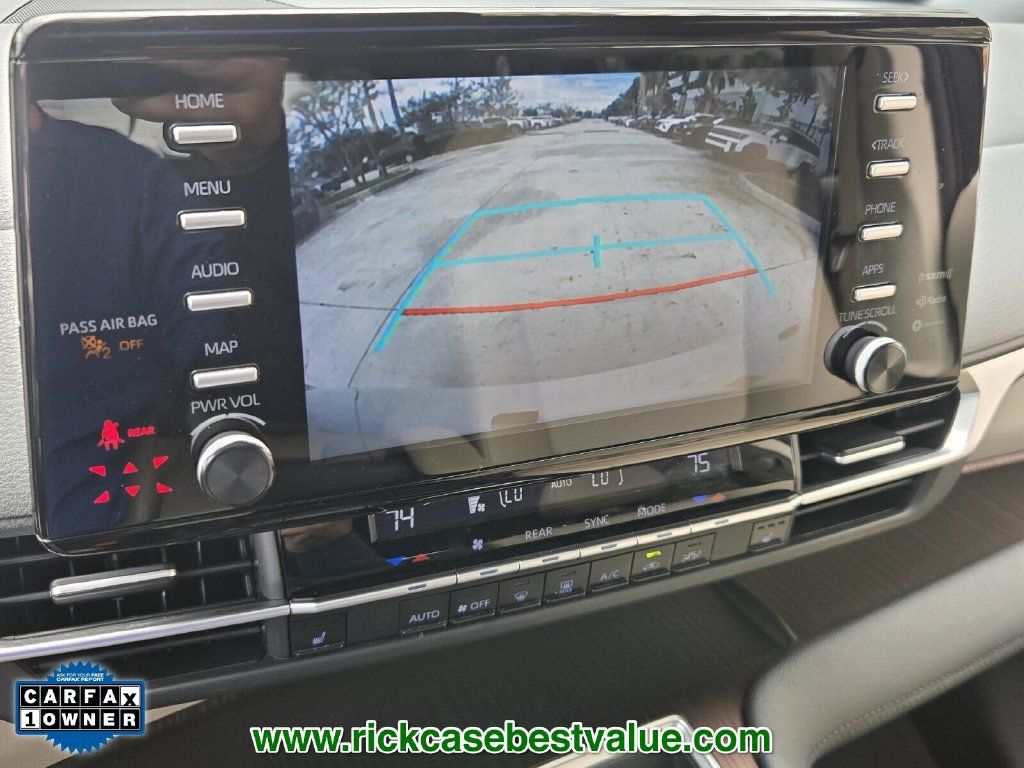 Used 2024 Toyota Sienna XLE FWD image 24