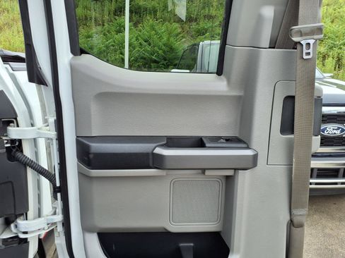 Used 2015 Ford F150 XLT w/ Equipment Group 302A Luxury AWD/4WD image 9