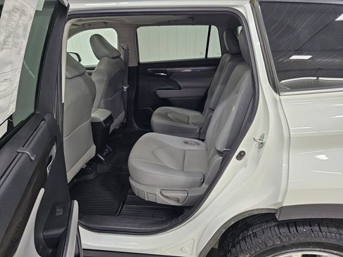 Used 2021 Toyota Highlander Limited image 3
