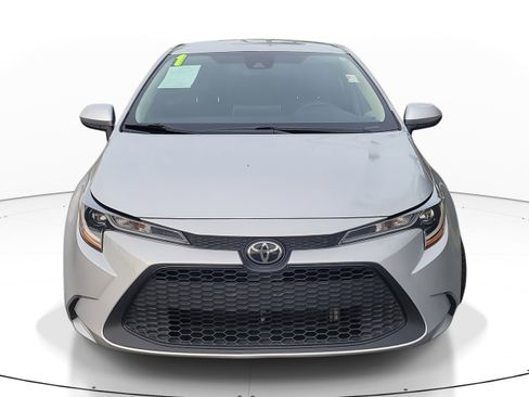 Used 2021 Toyota Corolla LE image 2