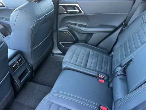 New 2026 Mitsubishi Outlander SE image 13