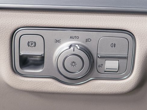 Used 2024 Mercedes-Benz GLS 450 4MATIC image 10