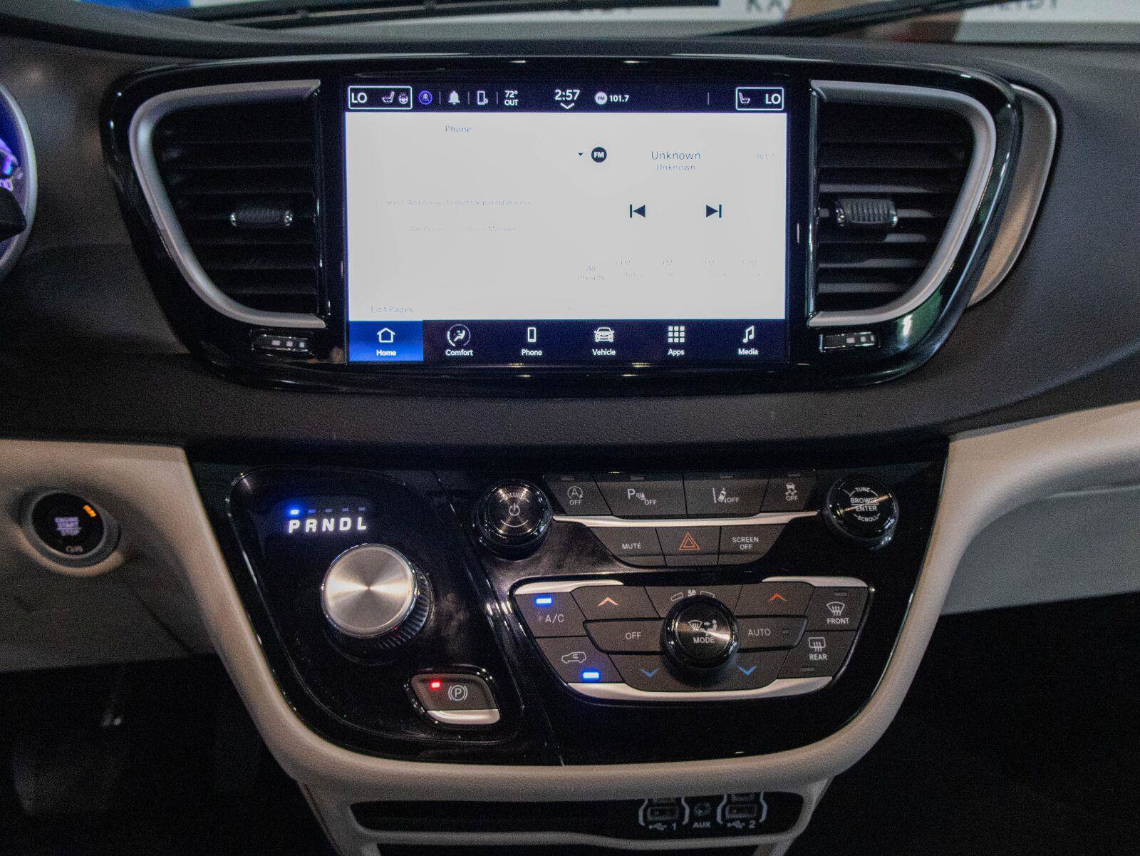 Used 2024 Chrysler Pacifica Touring-L FWD image 4
