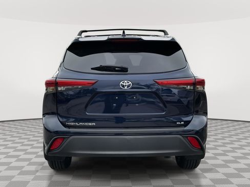 Used 2023 Toyota Highlander XLE FWD image 4