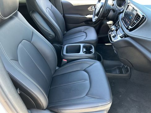 New 2026 Chrysler Pacifica Select image 8