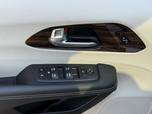 Used 2024 Chrysler Pacifica Limited FWD image 18