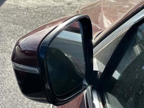 Used 2023 BMW 530e w/ Premium Package image 17