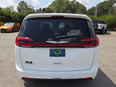 Used 2024 Chrysler Pacifica Touring-L FWD image 10