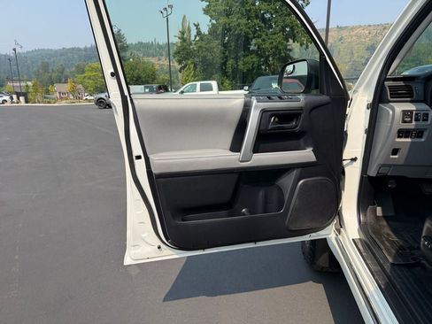 Used 2013 Toyota 4Runner SR5 w/ Convenience Pkg AWD/4WD image 20