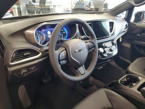 New 2026 Chrysler Pacifica Select image 7