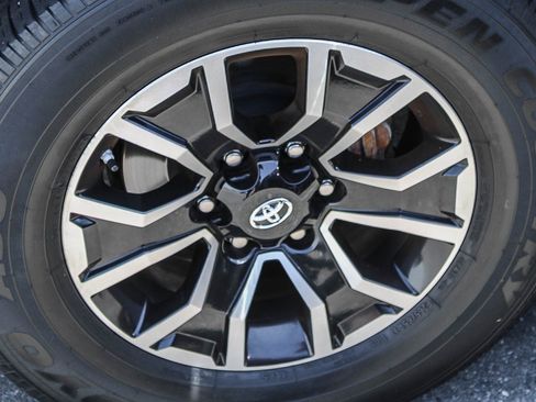 Used 2018 Toyota Tacoma SR5 RWD image 12