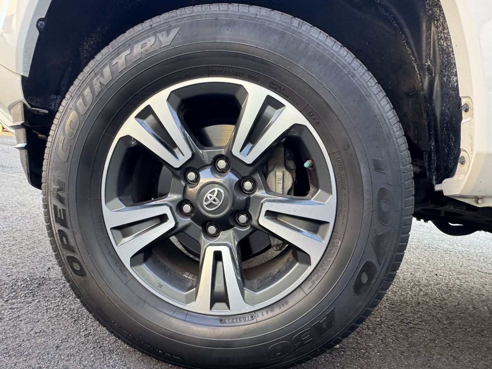 Used 2017 Toyota Tacoma TRD Sport w/ Tow Package RWD image 12