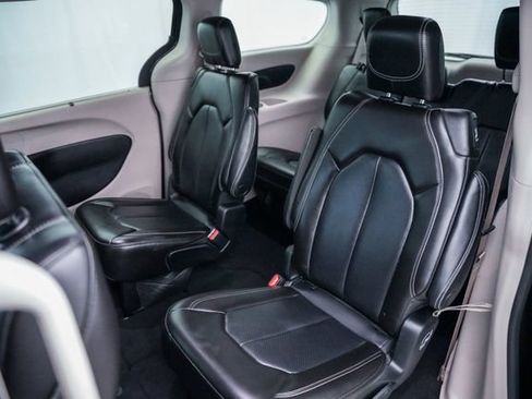 Used 2023 Chrysler Pacifica Touring-L FWD image 23