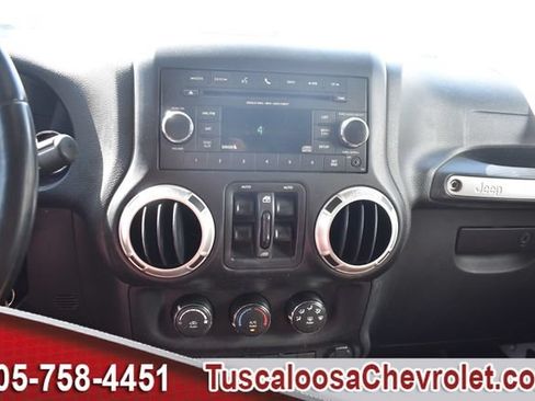 Used 2018 Jeep Wrangler Unlimited Sahara w/ Connectivity Group AWD/4WD image 32
