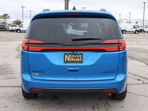 New 2026 Chrysler Pacifica Limited w/ Uconnect Theater Family Group image 6