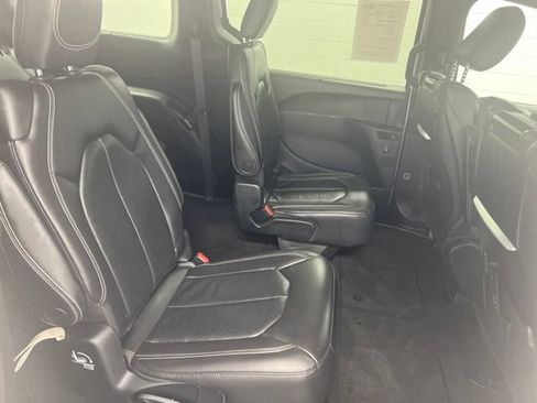 Used 2022 Chrysler Pacifica Touring-L w/ Uconnect Theater Family Group AWD/4WD image 23