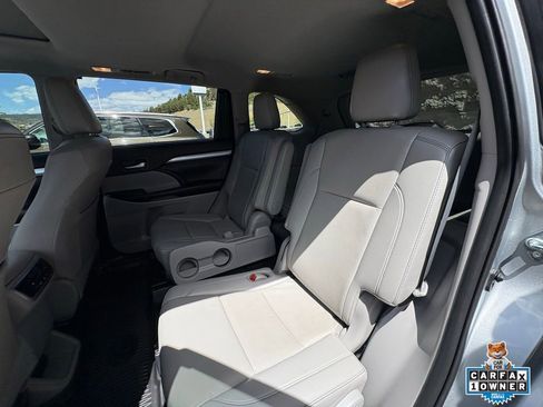 Used 2019 Toyota Highlander XLE AWD/4WD image 27