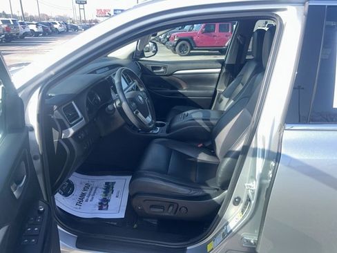 Used 2018 Toyota Highlander XLE image 17