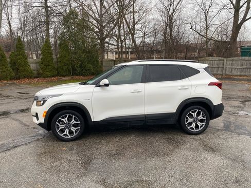 Used 2021 Kia Seltos EX image 2