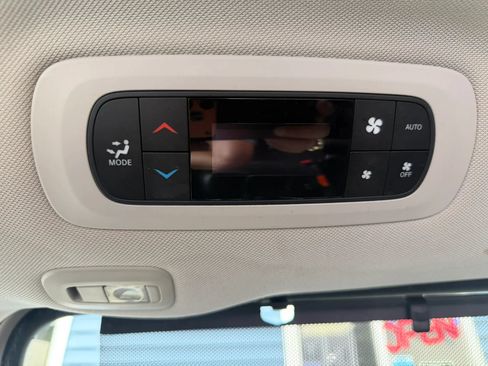 Used 2019 Chrysler Pacifica Limited w/ Tire & Wheel Group FWD image 35
