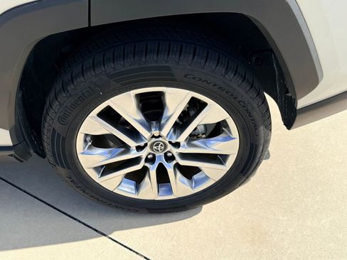 Used 2019 Toyota RAV4 XLE Premium image 9