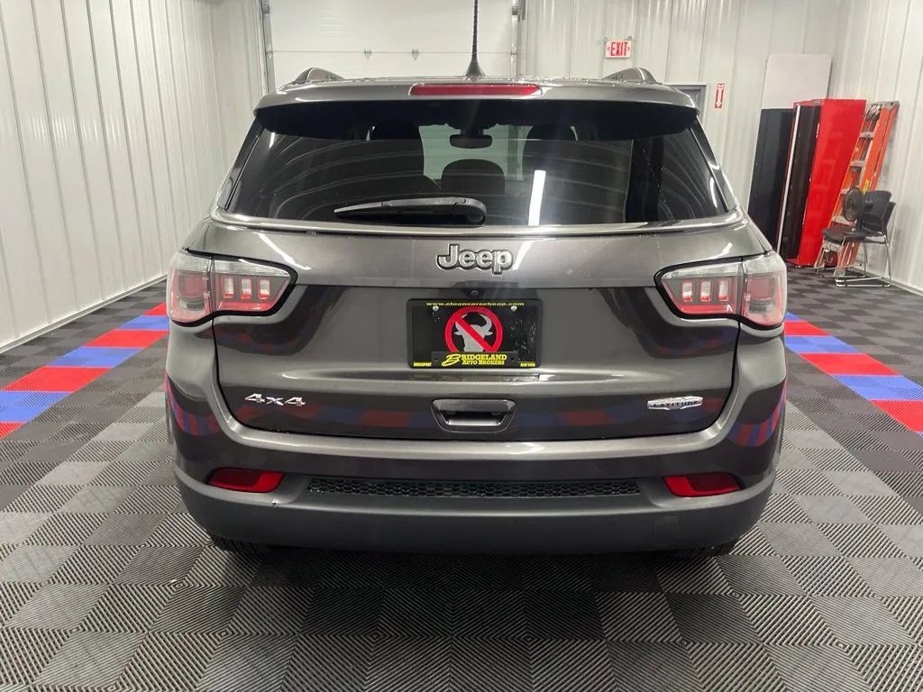 Used 2018 Jeep Compass Latitude w/ Popular Equipment Group AWD/4WD image 4
