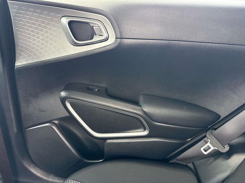Used 2025 Kia Soul LX w/ LX Technology Package FWD image 12
