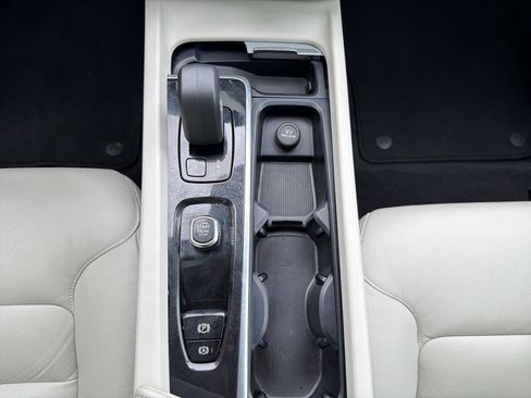Used 2025 Volvo V60 B5 Cross Country Plus image 25