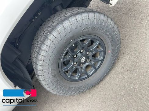 Used 2019 Toyota Tacoma SR5 AWD/4WD image 14