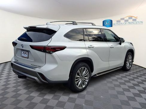 Used 2024 Toyota Highlander Platinum AWD/4WD image 6
