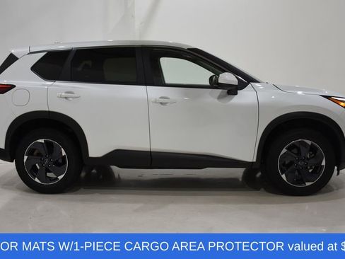 Used 2024 Nissan Rogue SV image 3