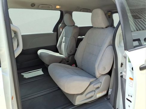 Used 2020 Toyota Sienna L FWD image 22