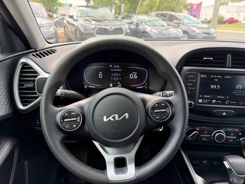 Used 2025 Kia Soul LX w/ LX Technology Package FWD image 17