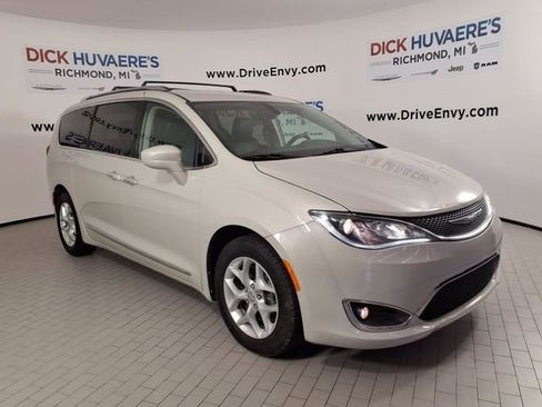 Used 2017 Chrysler Pacifica Touring-L Plus w/ Tire & Wheel Group FWD image 3