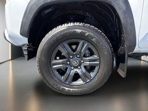 Used 2017 Toyota Tacoma SR5 AWD/4WD image 9