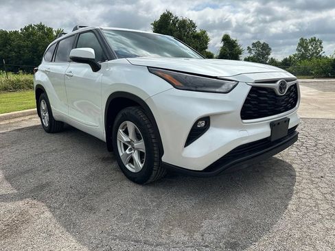 Used 2022 Toyota Highlander LE AWD/4WD image 4