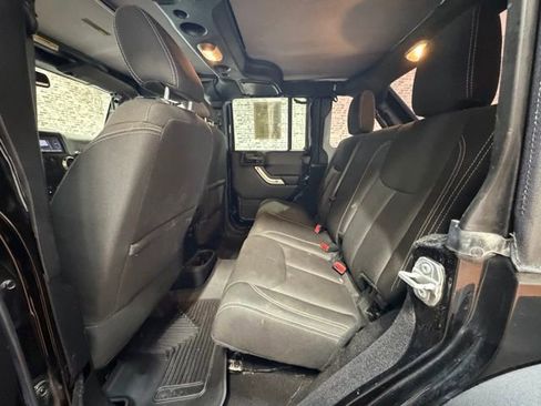 Used 2017 Jeep Wrangler Unlimited Rubicon w/ Connectivity Group AWD/4WD image 13