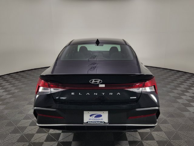 Certified 2025 Hyundai Elantra SEL FWD image 4
