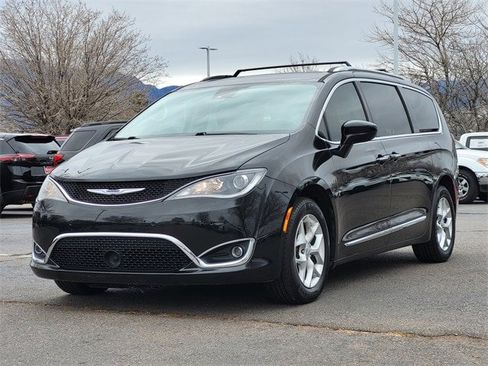 Used 2019 Chrysler Pacifica Touring-L w/ Advanced Safetytec Group image 4