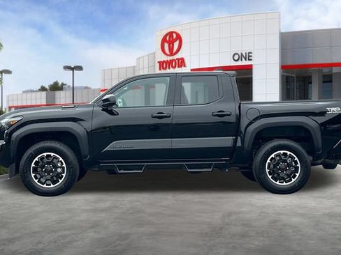 Certified 2025 Toyota Tacoma TRD Off-Road AWD/4WD image 9
