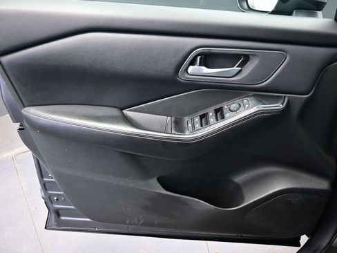 Used 2025 Nissan Rogue SV image 17