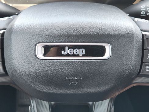 Used 2023 Jeep Grand Cherokee Altitude RWD image 38