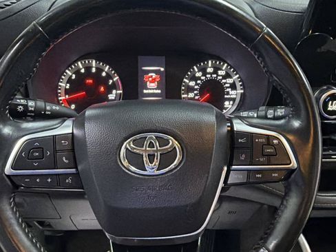 Used 2021 Toyota Highlander LE FWD image 15