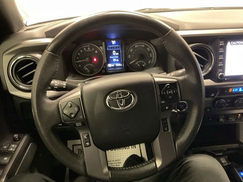 Used 2022 Toyota Tacoma TRD Off-Road AWD/4WD image 19