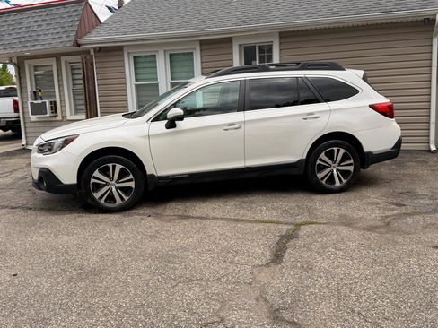 Used 2018 Subaru Outback 2.5i Limited AWD/4WD image 3