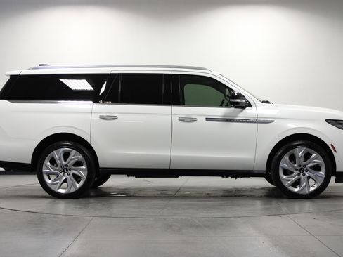 Used 2025 Lincoln Navigator L Reserve AWD/4WD image 3